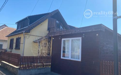 MAĎARSKO - EDELÉNY - PEKNÝ 5 IZBOVÝ RD SO ZASTAVANÝM PODKROVÝM V KRÁSNOM PROSTREDÍ