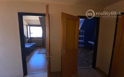 MAĎARSKO - EDELÉNY - PEKNÝ 5 IZBOVÝ RD SO ZASTAVANÝM PODKROVÝM V KRÁSNOM PROSTREDÍ