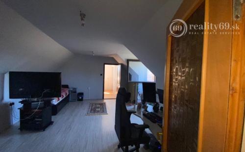 MAĎARSKO - EDELÉNY - PEKNÝ 5 IZBOVÝ RD SO ZASTAVANÝM PODKROVÝM V KRÁSNOM PROSTREDÍ