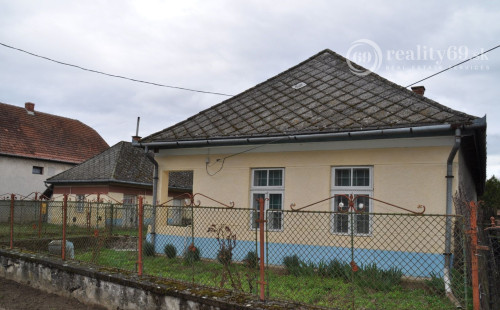 MAĎARSKO - KARCSA GAZDOVSKÝ DOM 5 KM SLOVENSKÝCH HRANÍC PRI JAZERE KARCSA