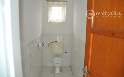 MAĎARSKO - KARCSA GAZDOVSKÝ DOM 5 KM SLOVENSKÝCH HRANÍC PRI JAZERE KARCSA