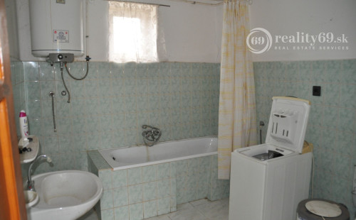 MAĎARSKO - KARCSA GAZDOVSKÝ DOM 5 KM SLOVENSKÝCH HRANÍC PRI JAZERE KARCSA