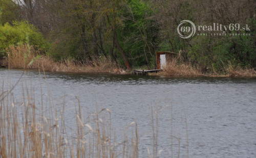MAĎARSKO - KARCSA GAZDOVSKÝ DOM 5 KM SLOVENSKÝCH HRANÍC PRI JAZERE KARCSA
