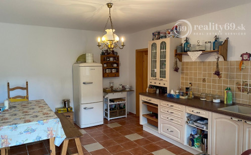 HRHOV - ROMANTICKÁ CHALUPA PRE NÁROČNÉHO KLIENTA, TENISOVÝ KURT, ALTÁNOK.