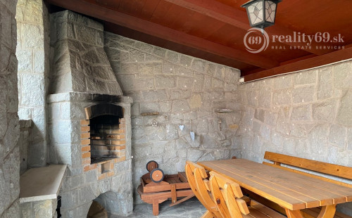 HRHOV - ROMANTICKÁ CHALUPA PRE NÁROČNÉHO KLIENTA, TENISOVÝ KURT, ALTÁNOK.