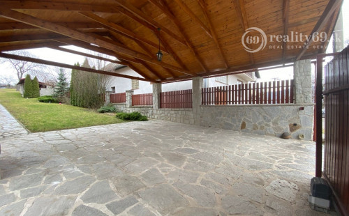 HRHOV - ROMANTICKÁ CHALUPA PRE NÁROČNÉHO KLIENTA, TENISOVÝ KURT, ALTÁNOK.