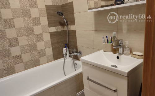 JAZERO - LADOŽSKÁ 3 IZBOVÝ BYT KOMPLETNEJ REKONŠTRUKCII 65M2.