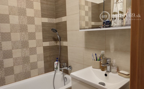 JAZERO - LADOŽSKÁ 3 IZBOVÝ BYT KOMPLETNEJ REKONŠTRUKCII 65M2.