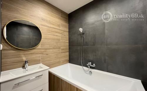 TERASA - BERNOLÁKOVÁ 3 IZBOVÝ ZREKONŠTRUOVANÝ BYT 3/8 POSCHODIE, 68M2 NOVÁ REKONŠTRUKCIA, LODŽIA