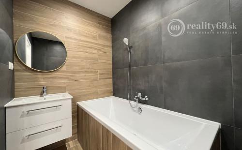 TERASA - BERNOLÁKOVÁ 3 IZBOVÝ ZREKONŠTRUOVANÝ BYT 3/8 POSCHODIE, 68M2 NOVÁ REKONŠTRUKCIA, LODŽIA