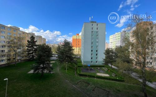 TERASA - BERNOLÁKOVÁ 3 IZBOVÝ ZREKONŠTRUOVANÝ BYT 3/8 POSCHODIE, 68M2 NOVÁ REKONŠTRUKCIA, LODŽIA