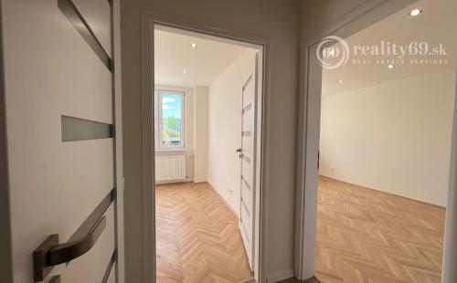 TERASA - BERNOLÁKOVÁ 3 IZBOVÝ ZREKONŠTRUOVANÝ BYT 3/8 POSCHODIE, 68M2 NOVÁ REKONŠTRUKCIA, LODŽIA