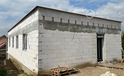 ROZHANOVCE - KVALITNÁ MODERNÁ NOVOSTAVBA 4 IZBOVÉHO RD V STAVE HOLODOM, POZEMOK 549 M2.