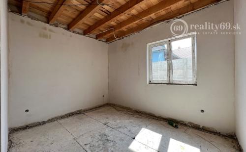 ROZHANOVCE - KVALITNÁ MODERNÁ NOVOSTAVBA 4 IZBOVÉHO RD V STAVE HOLODOM, POZEMOK 549 M2.