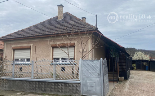 MAĎARSKO - SZENDRŐ 3 IZBOVÝ ZREKONŠTRUAVANÝ RODINNÝ DOM S GARÁŽOU