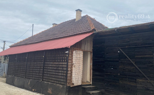 MAĎARSKO - SZENDRŐ 3 IZBOVÝ ZREKONŠTRUAVANÝ RODINNÝ DOM S GARÁŽOU