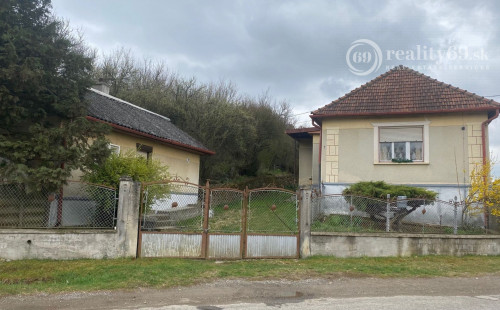 MAĎARSKO - FELSŐTELEKES 4 IZBOVÝ RODINNÝ DOM S GARÁŽOU A LETNOU KUCHYŇOU