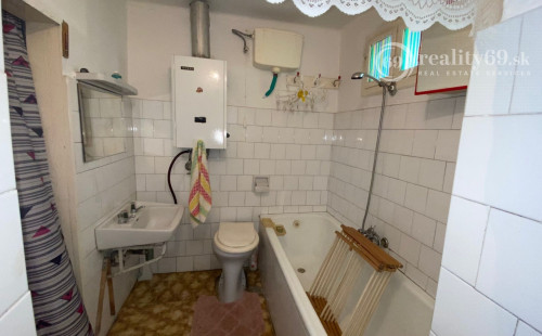 MAĎARSKO - FELSŐTELEKES 4 IZBOVÝ RODINNÝ DOM S GARÁŽOU A LETNOU KUCHYŇOU