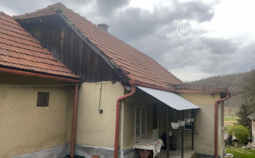 MAĎARSKO - FELSŐTELEKES 4 IZBOVÝ RODINNÝ DOM S GARÁŽOU A LETNOU KUCHYŇOU