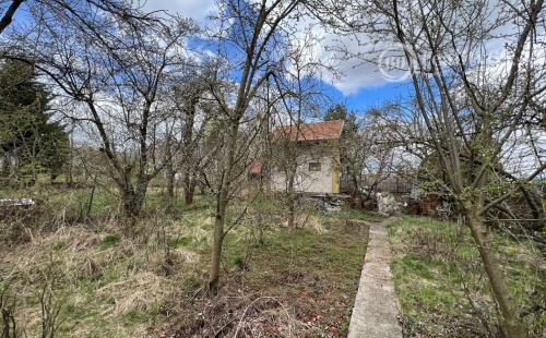 SEŇA - POSCHODOVÁ MUROVANÁ CHATA, POZEMOK 365 M2.