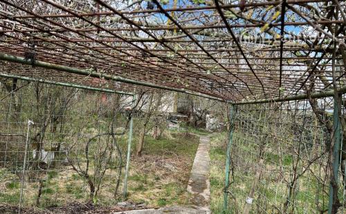 SEŇA - POSCHODOVÁ MUROVANÁ CHATA, POZEMOK 365 M2.