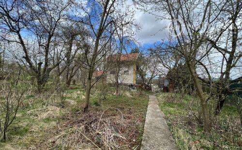 SEŇA - POSCHODOVÁ MUROVANÁ CHATA, POZEMOK 365 M2.