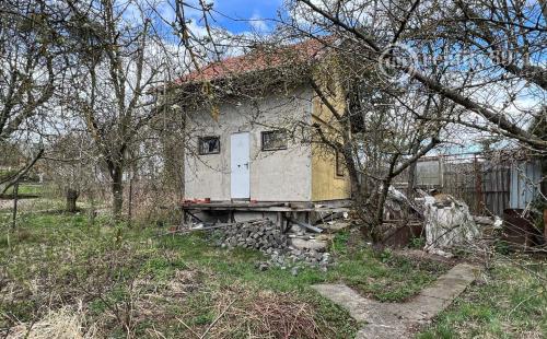 SEŇA - POSCHODOVÁ MUROVANÁ CHATA, POZEMOK 365 M2.