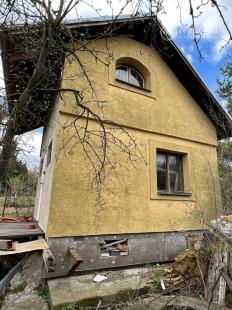 SEŇA - POSCHODOVÁ MUROVANÁ CHATA, POZEMOK 365 M2.