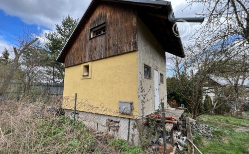 SEŇA - POSCHODOVÁ MUROVANÁ CHATA, POZEMOK 365 M2.