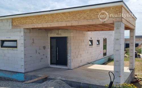 HANISKA - 4 IZBOVÝ DIZAJNOVÝ DOM S TERASOU, V NOVEJ LOKALITE