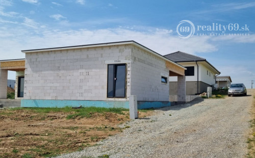 HANISKA - 4 IZBOVÝ DIZAJNOVÝ DOM S TERASOU, V NOVEJ LOKALITE