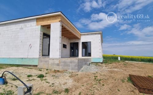 HANISKA - 4 IZBOVÝ DIZAJNOVÝ DOM S TERASOU, V NOVEJ LOKALITE