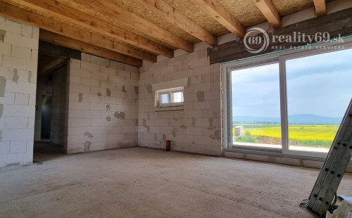 HANISKA - 4 IZBOVÝ DIZAJNOVÝ DOM S TERASOU, V NOVEJ LOKALITE