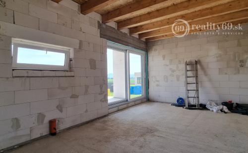 HANISKA - 4 IZBOVÝ DIZAJNOVÝ DOM S TERASOU, V NOVEJ LOKALITE