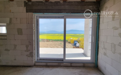 HANISKA - 4 IZBOVÝ DIZAJNOVÝ DOM S TERASOU, V NOVEJ LOKALITE