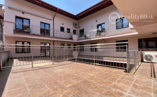 HISTORICKÉ CENTRUM - MASIARSKA PASÁŽ VALENTINA - 3 IZBOVÝ BYT 76 M2, TERASA 40 M2, PARKOVACIE MIESTO V GARÁŽI..