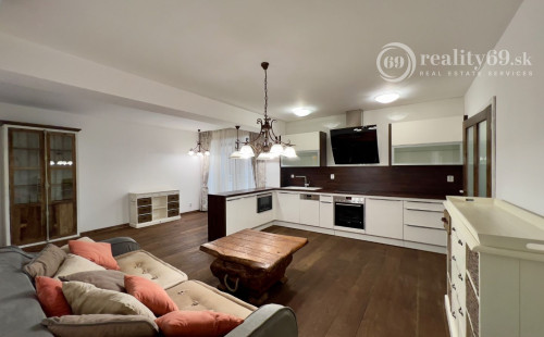 HISTORICKÉ CENTRUM - MASIARSKA PASÁŽ VALENTINA - 3 IZBOVÝ BYT 76 M2, TERASA 40 M2, PARKOVACIE MIESTO V GARÁŽI..