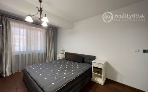 HISTORICKÉ CENTRUM - MASIARSKA PASÁŽ VALENTINA - 3 IZBOVÝ BYT 76 M2, TERASA 40 M2, PARKOVACIE MIESTO V GARÁŽI..