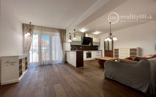 HISTORICKÉ CENTRUM - MASIARSKA PASÁŽ VALENTINA - 3 IZBOVÝ BYT 76 M2, TERASA 40 M2, PARKOVACIE MIESTO V GARÁŽI..