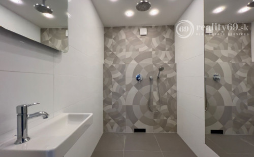 HISTORICKÉ CENTRUM - MASIARSKA PASÁŽ VALENTINA - 3 IZBOVÝ BYT 76 M2, TERASA 40 M2, PARKOVACIE MIESTO V GARÁŽI..