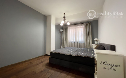 HISTORICKÉ CENTRUM - MASIARSKA PASÁŽ VALENTINA - 3 IZBOVÝ BYT 76 M2, TERASA 40 M2, PARKOVACIE MIESTO V GARÁŽI..