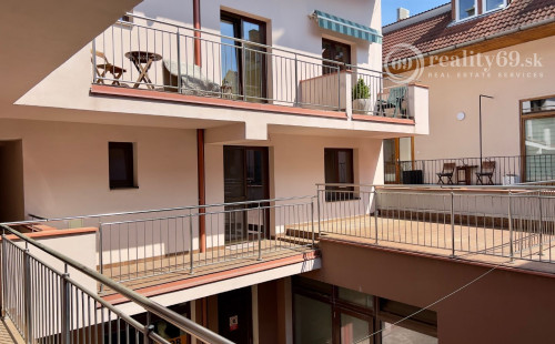 HISTORICKÉ CENTRUM - MASIARSKA PASÁŽ VALENTINA - 3 IZBOVÝ BYT 76 M2, TERASA 40 M2, PARKOVACIE MIESTO V GARÁŽI..