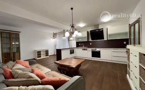 HISTORICKÉ CENTRUM - MASIARSKA PASÁŽ VALENTINA - 3 IZBOVÝ BYT 76 M2, TERASA 40 M2, PARKOVACIE MIESTO V GARÁŽI..