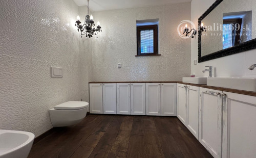 HISTORICKÉ CENTRUM - MASIARSKA PASÁŽ VALENTINA - 3 IZBOVÝ BYT 76 M2, TERASA 40 M2, PARKOVACIE MIESTO V GARÁŽI..