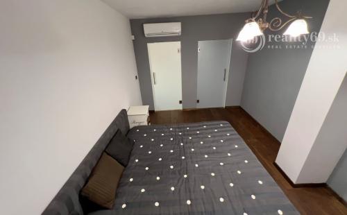 HISTORICKÉ CENTRUM - MASIARSKA PASÁŽ VALENTINA - 3 IZBOVÝ BYT 76 M2, TERASA 40 M2, PARKOVACIE MIESTO V GARÁŽI..