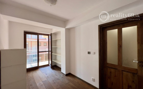 HISTORICKÉ CENTRUM - MASIARSKA PASÁŽ VALENTINA - 3 IZBOVÝ BYT 76 M2, TERASA 40 M2, PARKOVACIE MIESTO V GARÁŽI..