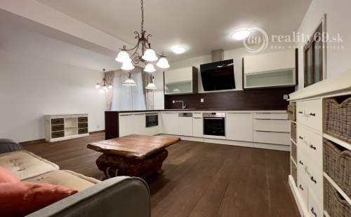 HISTORICKÉ CENTRUM - MASIARSKA PASÁŽ VALENTINA - 3 IZBOVÝ BYT 76 M2, TERASA 40 M2, PARKOVACIE MIESTO V GARÁŽI..