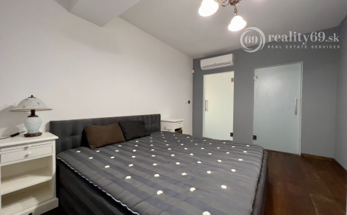 HISTORICKÉ CENTRUM - MASIARSKA PASÁŽ VALENTINA - 3 IZBOVÝ BYT 76 M2, TERASA 40 M2, PARKOVACIE MIESTO V GARÁŽI..