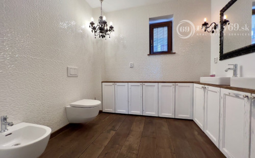 HISTORICKÉ CENTRUM - MASIARSKA PASÁŽ VALENTINA - 3 IZBOVÝ BYT 76 M2, TERASA 40 M2, PARKOVACIE MIESTO V GARÁŽI..