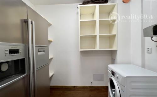 HISTORICKÉ CENTRUM - MASIARSKA PASÁŽ VALENTINA - 3 IZBOVÝ BYT 76 M2, TERASA 40 M2, PARKOVACIE MIESTO V GARÁŽI..